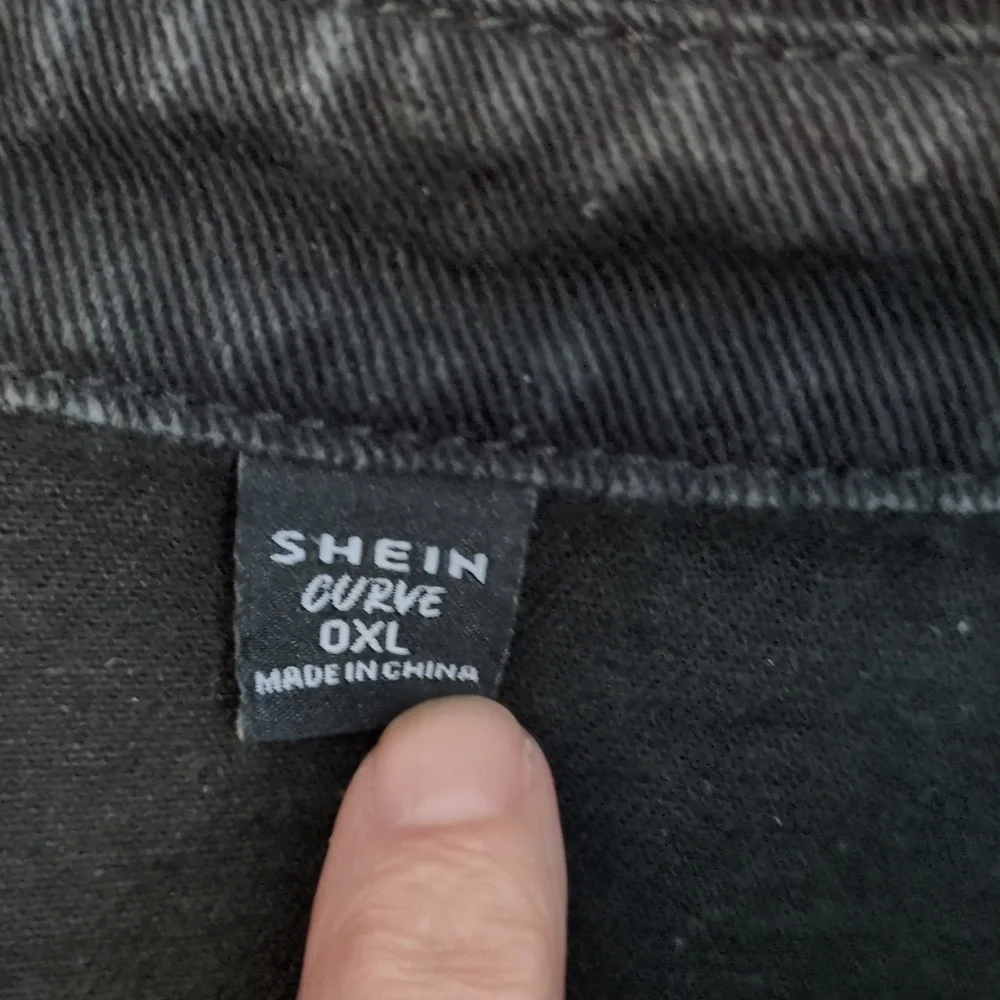 Johnny Cash Man In Black Denim Jacket - Picture 3 of 3